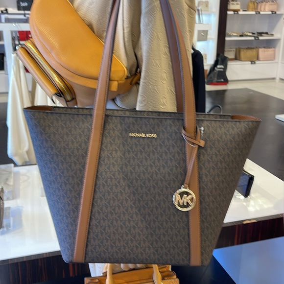 MICHAEL KORS
Pratt Large Signature Logo Tote Shoulder Bag
COLOR BROWN
NWT - Picture 12 of 16